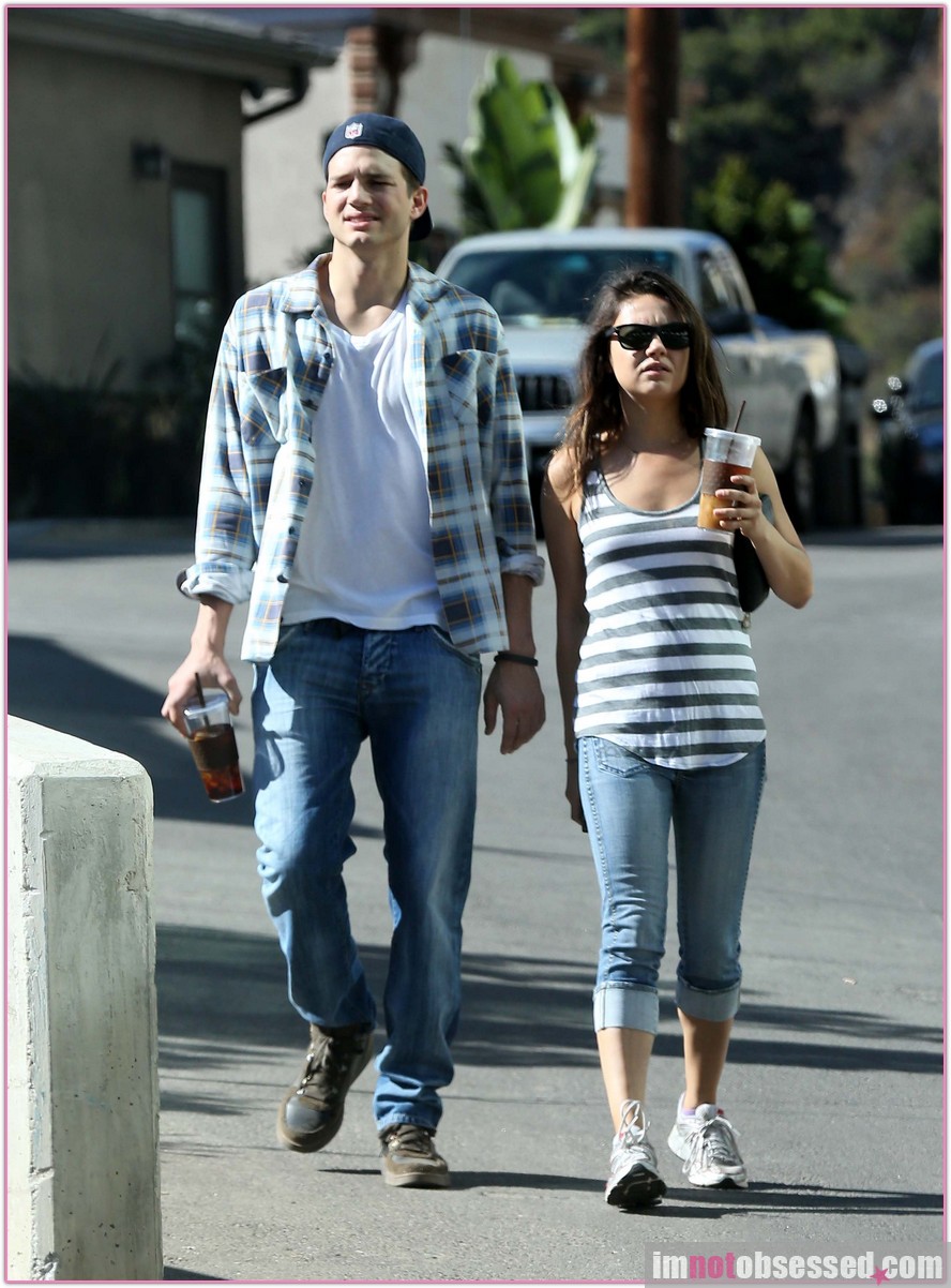 Ashton Kutcher Pr Sente Officiellement Mila Kunis Enceinte Sa Famille