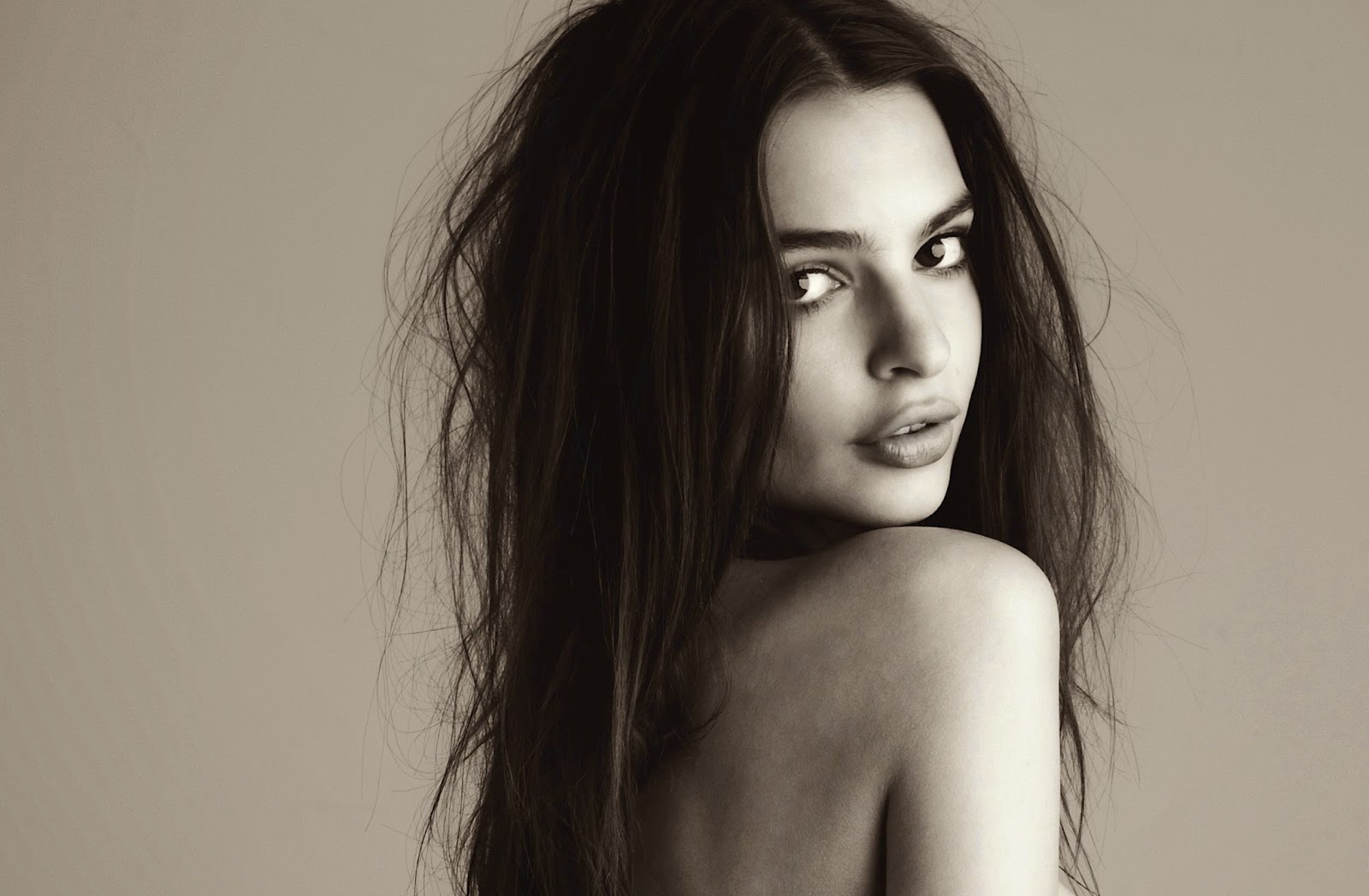 Hot Emily Ratajkowski complètement nue à la plage