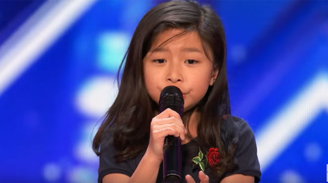 A seulement 9 ans, cette fille fait le show... sur du Céline Dion !