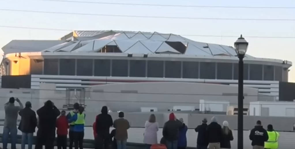 Des journalistes filment en direct la destruction d'un stade quand soudain...