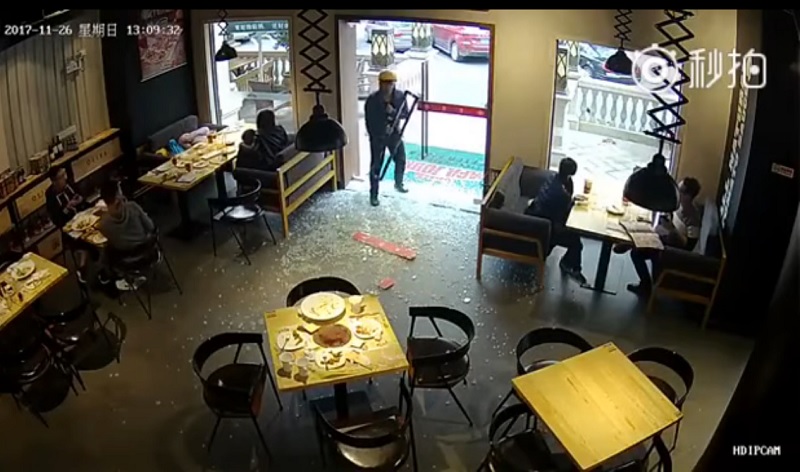 Incroyable : Un homme défonce la porte en verre d'un restaurant !