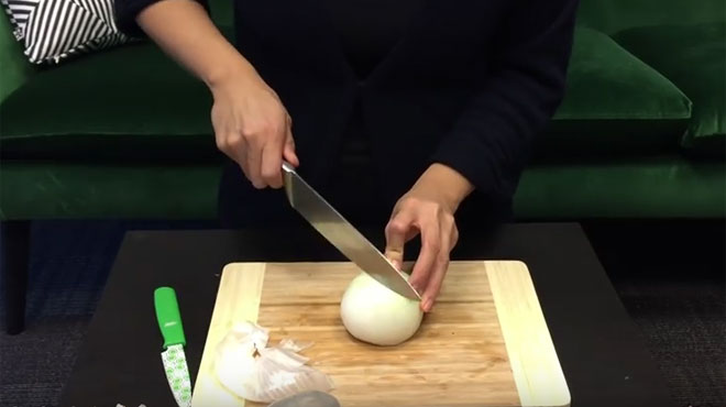 La technique un peu radicale de cet homme pour couper des oignons sans pleurer 