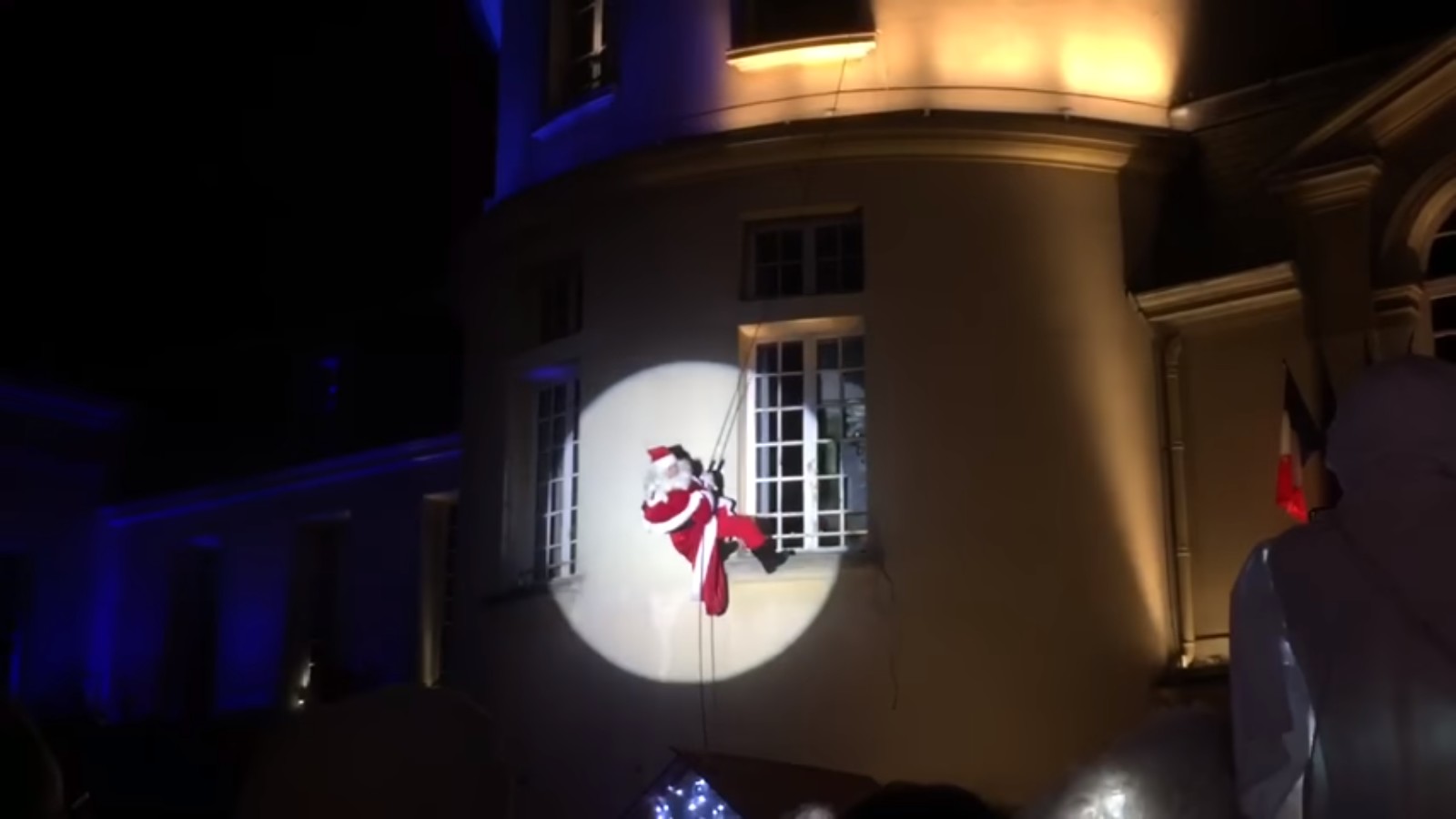 Quand le Père Noël descend bien trop vite du ciel !