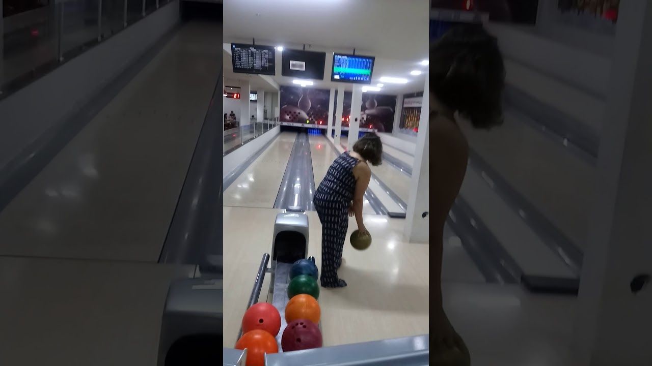 Elle lance sa boule de bowling pile à l'endroit où il ne fallait pas !