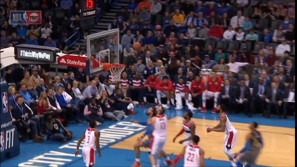 Aïe ! En plein match de basket, il reçoit un coup de pied mal placé !