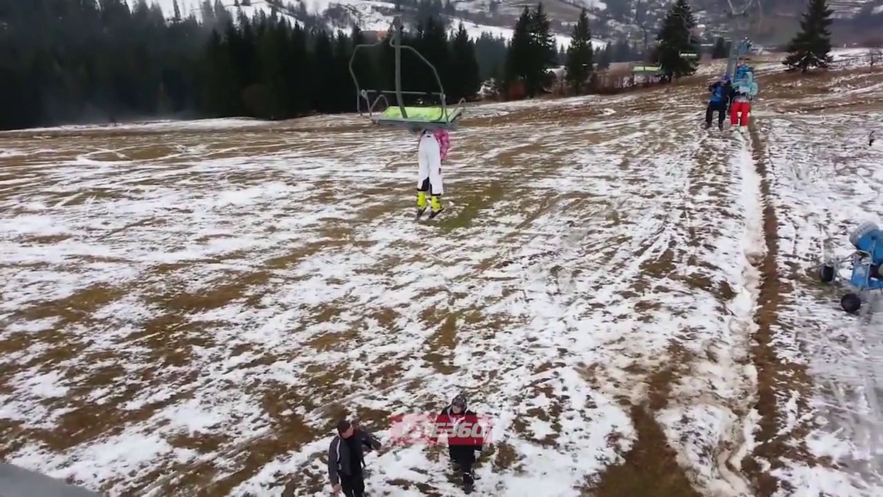 Quand une skieuse rate sa descente du télésiège...