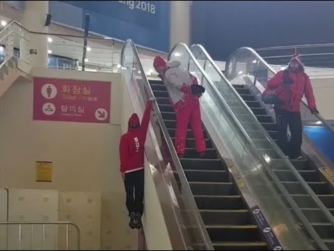 JO 2018 : La drôle de technique de ce skieur pour prendre l'escalator !