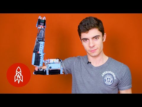 Ce jeune homme a construit sa prothèse de bras avec des Lego