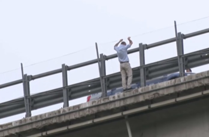 Italie : Un homme jette sa fille du haut d'un pont et se suicide