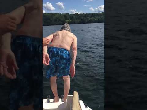 États- Unis : Un papi fête ses 102 ans en faisant un joli plongeon dans un lac !