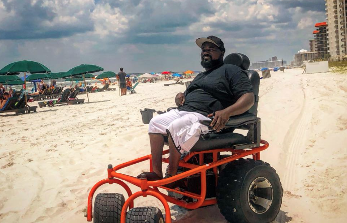 Paralysé depuis sa naissance, cet homme découvre la plage pour la première fois