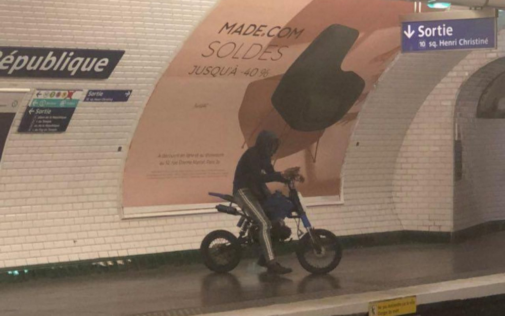 Paris : Un homme prend le métro… en moto