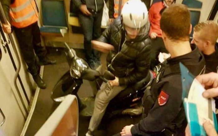 Paris : Un homme prend le métro… en moto