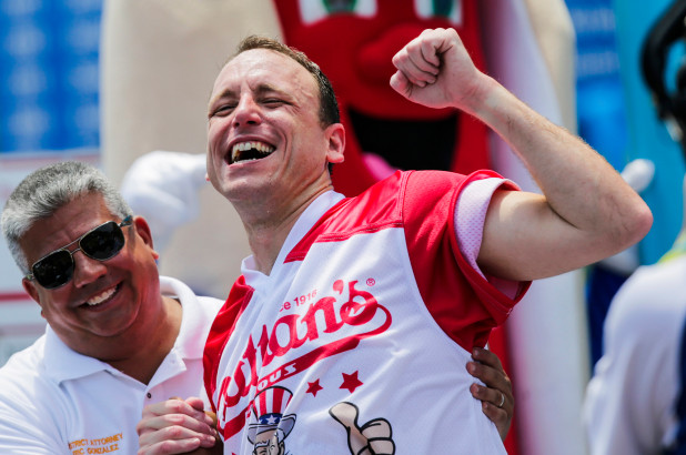 Personne ne mange les hot-dogs plus vite que Joey Chestnut