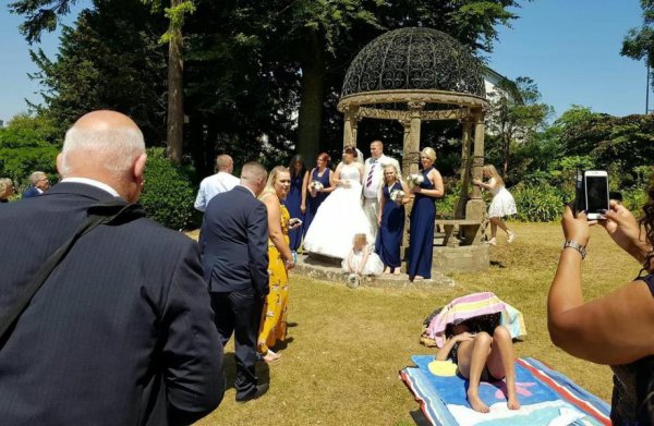 Royaume-Uni : Une inconnue ruine leurs photos de mariage