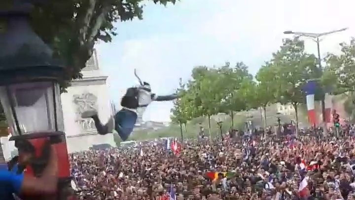 Victoire des Bleus : Un supporter français saute d’un arbre et… s’écrase au milieu de la foule