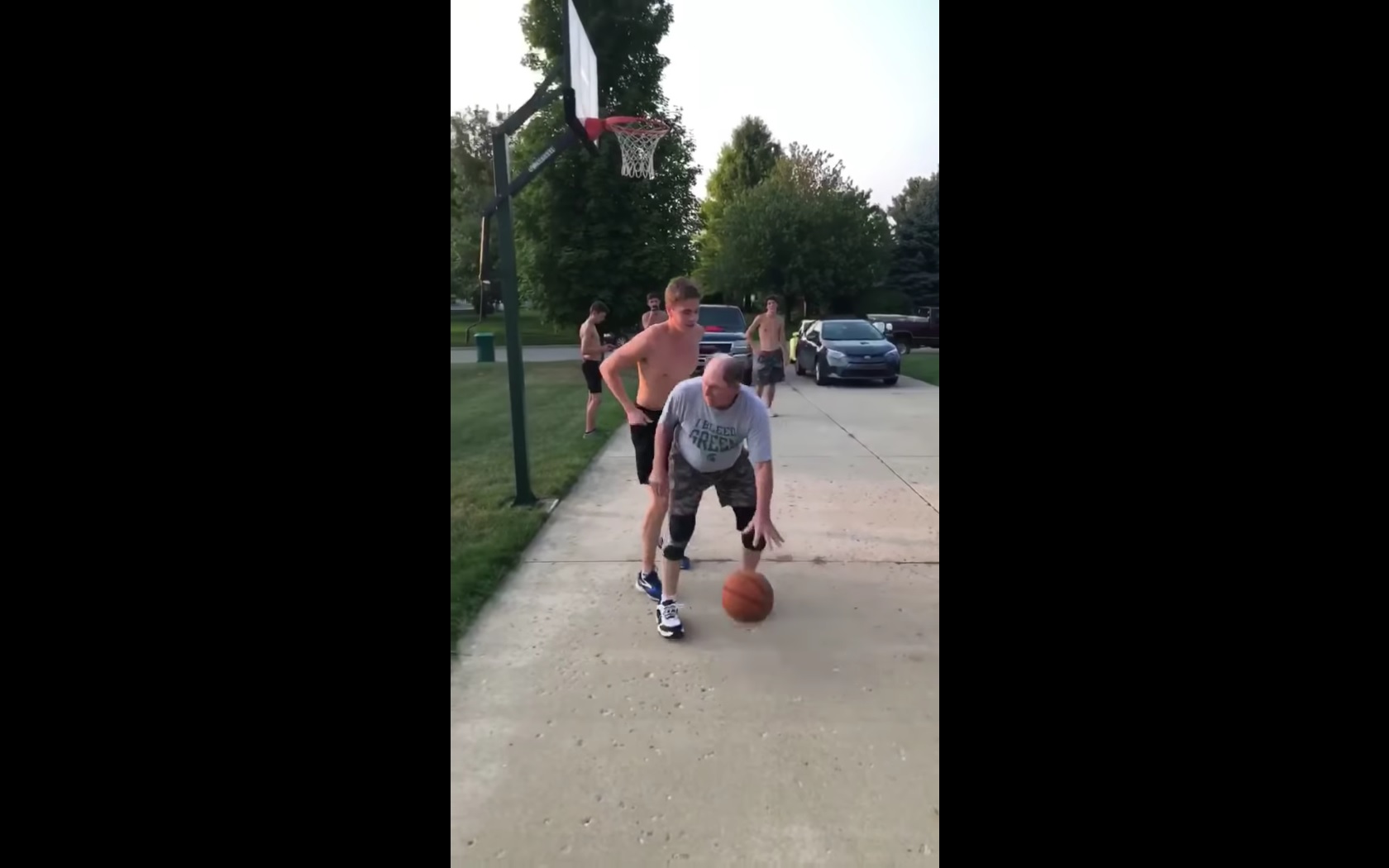 Ce grand-père jouant au basket risque de vous surprendre !