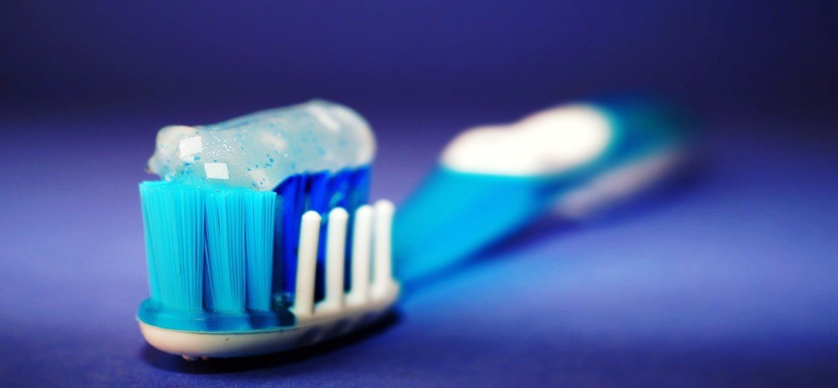 Etats-Unis : du dentifrice sur les seins pour les faire grossir !