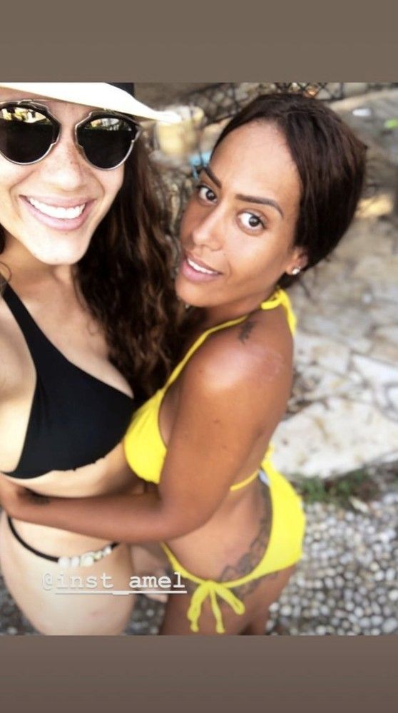 Amel Bent tout simplement parfaite dans un petit bikini jaune