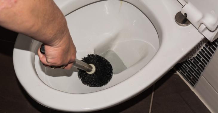 Russie : Il meurt empalé sur sa brosse à toilettes