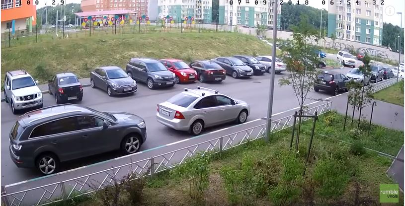 Russie : Incroyable ! Un automobiliste n’arrive pas à sortir de sa place de parking…