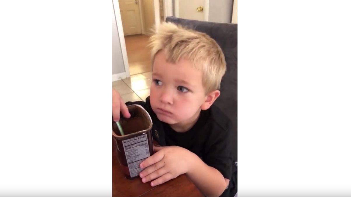 Cet enfant mange du cacao pour la première fois !