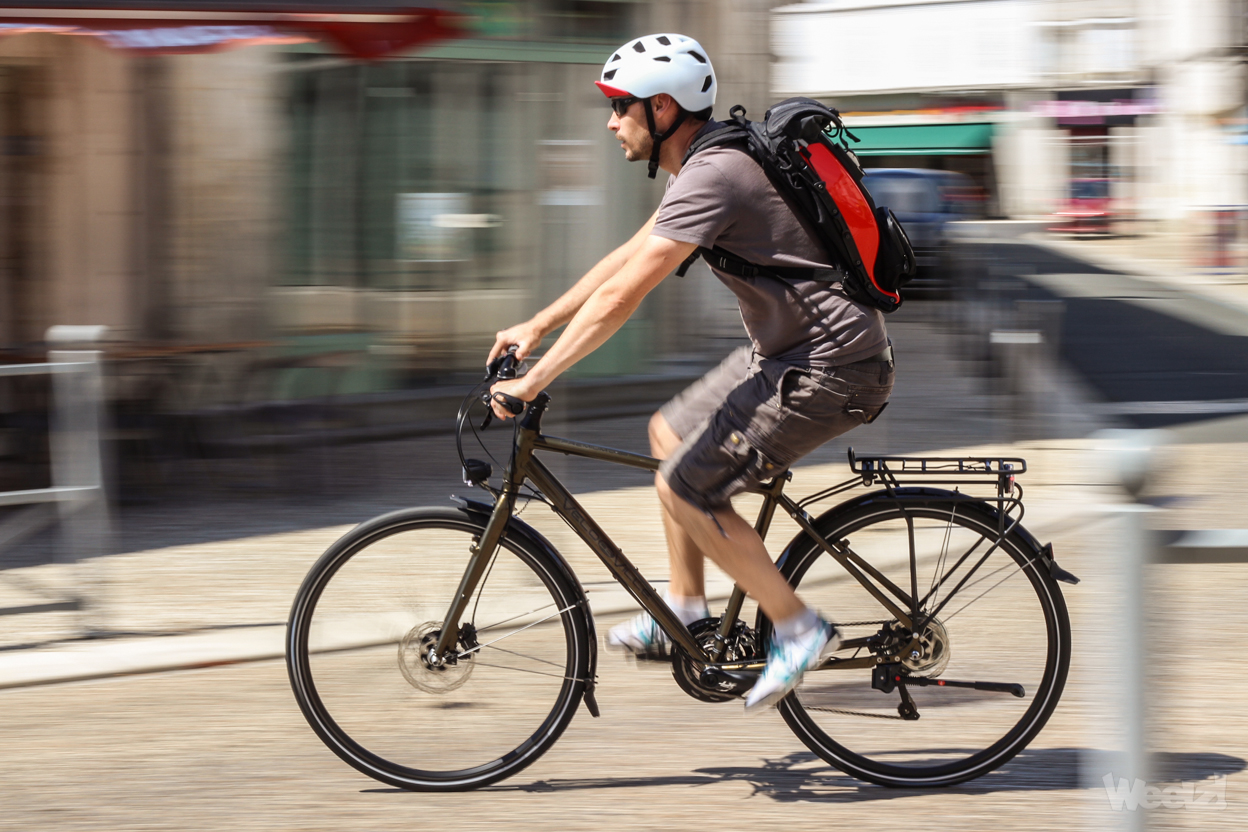 On ne sait pas comment ce cycliste a pu survivre !