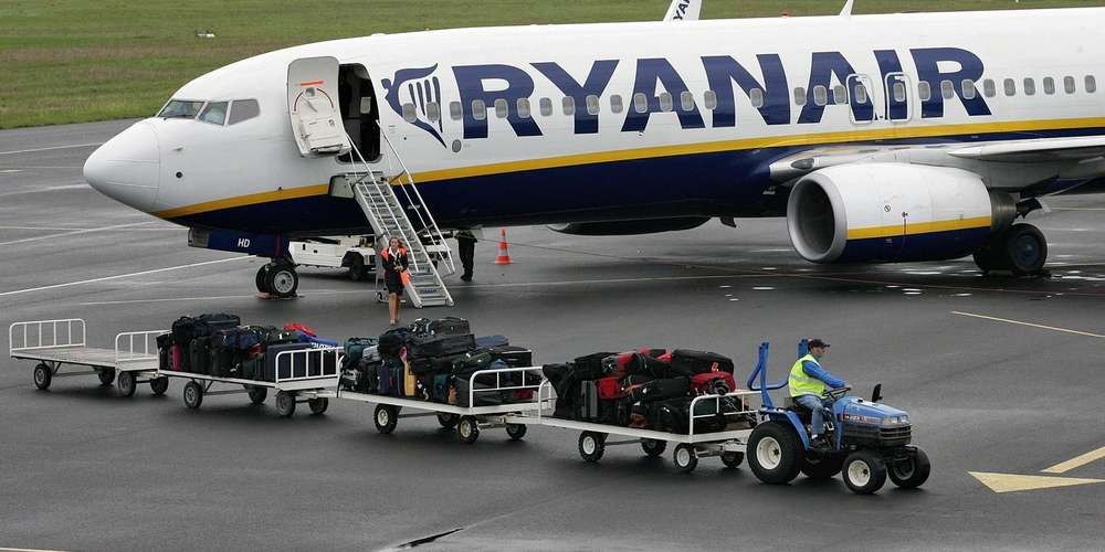 Ryanair : Un employé d'une compagnie aérienne filmé en train de voler les bagages d'un passager