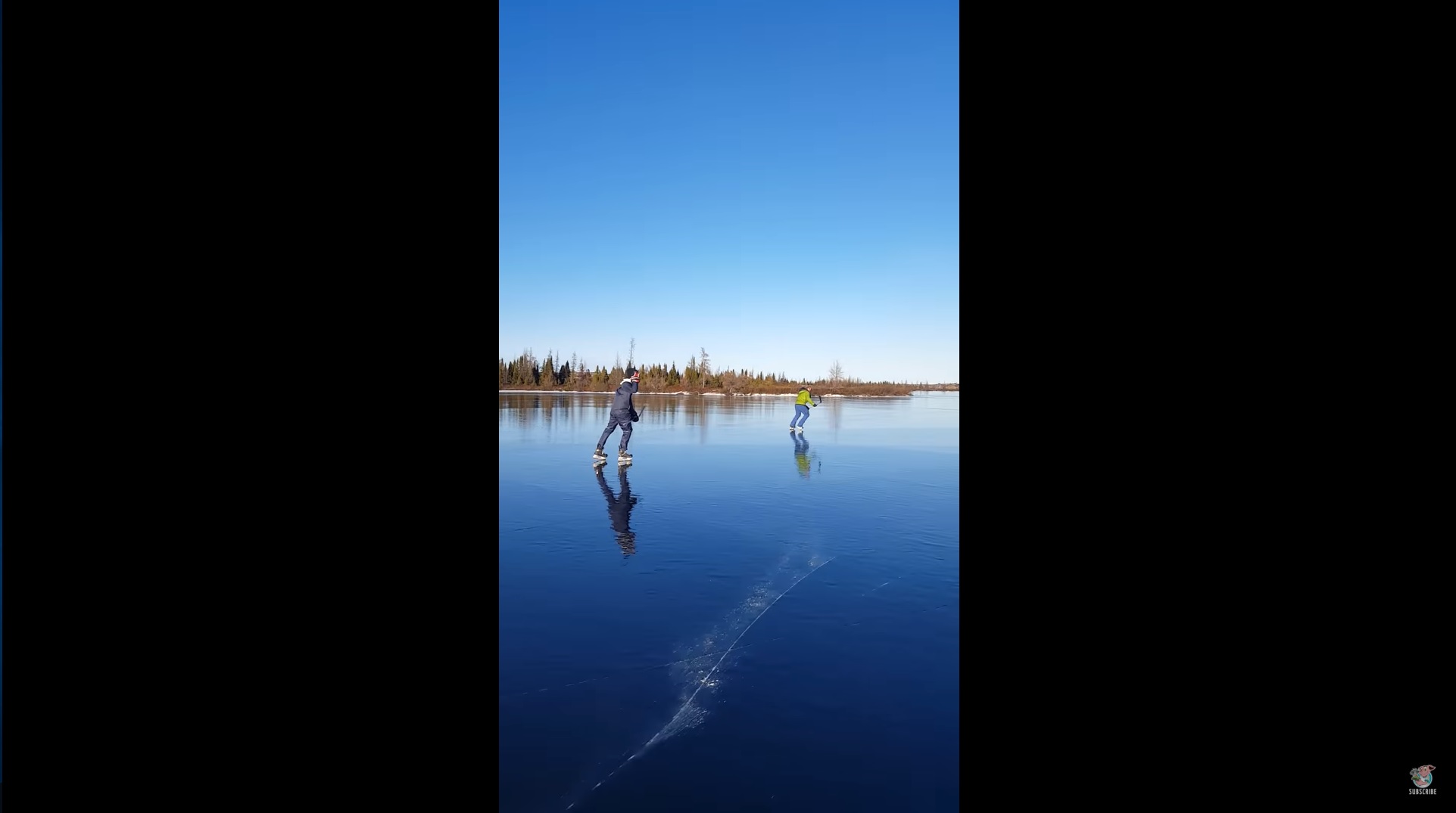 Canada : Ils font du hockey sur glace sur un lac gelé !