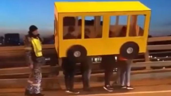 Ils se déguisent en bus pour traverser un pont