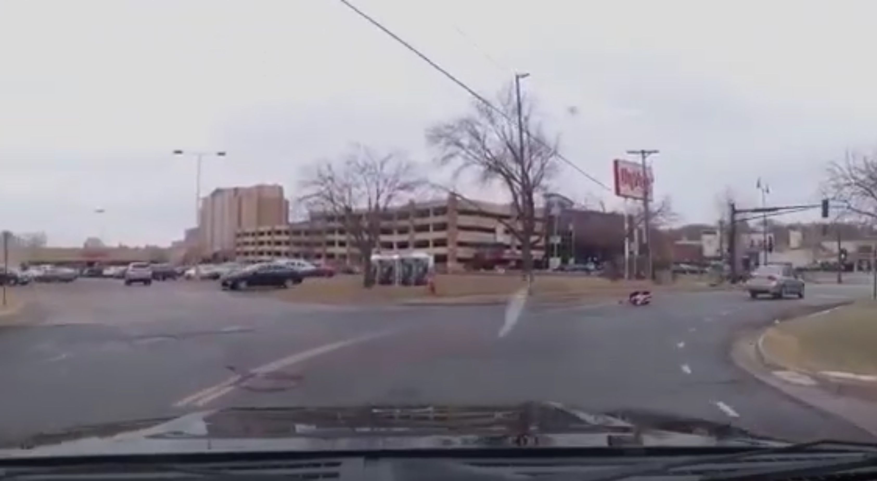 Vidéo : Un automobiliste perd son enfant assis dans le siège auto