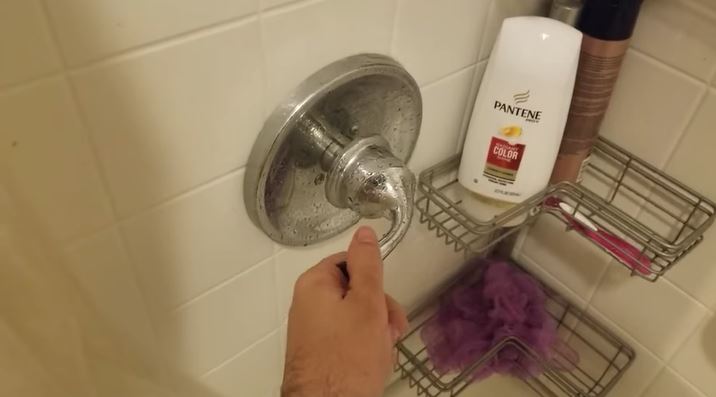 Cet homme fait de la musique avec le mitigeur de sa douche !