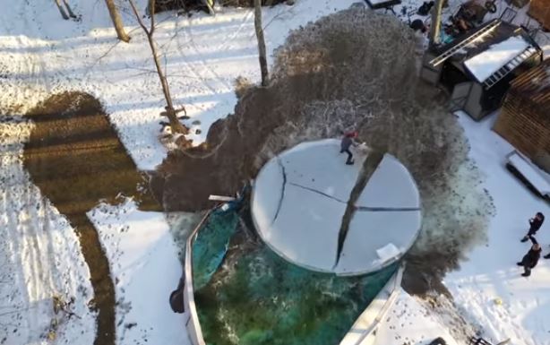 Il glisse sur une piscine gelée et c'est très drôle !