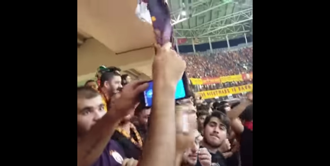 Des supporters se mobilisent pour qu'un homme récupère son téléphone