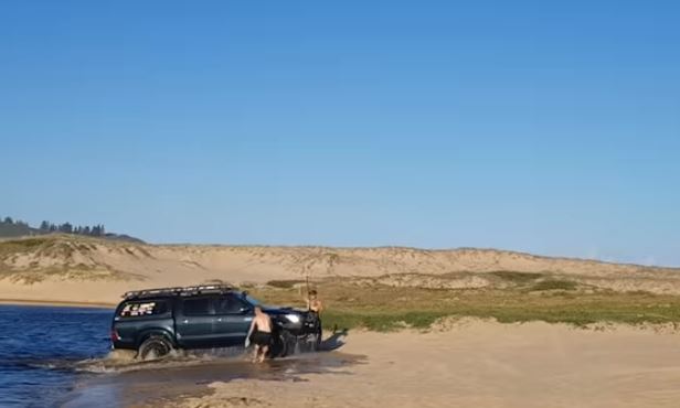 Incroyable traversée d'un lac en voiture !