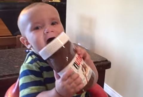 Ce bébé est fou de Nutella !