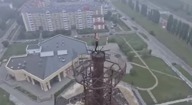 Incroyable ! Une accrobate fait du pole dance tout en haut d'une tour