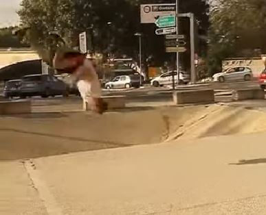 Un adolescent réalise 17 backflips sur une seule jambe !