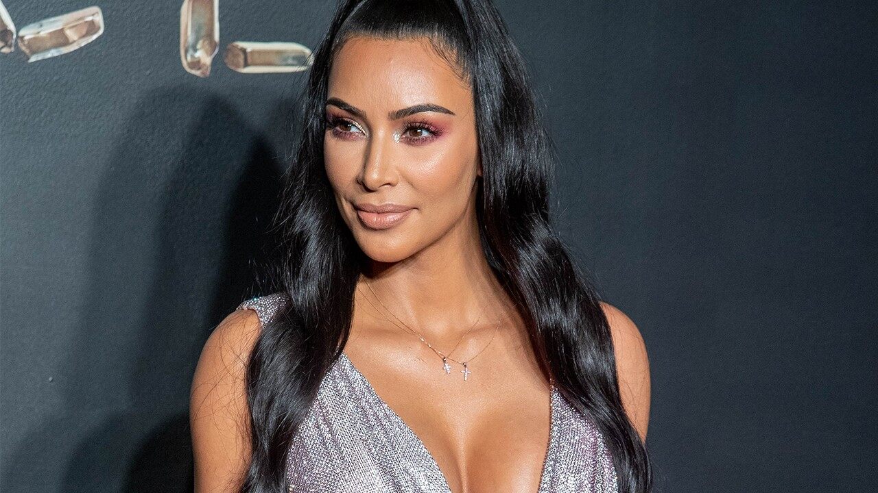 Kim Kardashian critiquée par la mère d’une victime d’un prisonnier qu’elle défend
