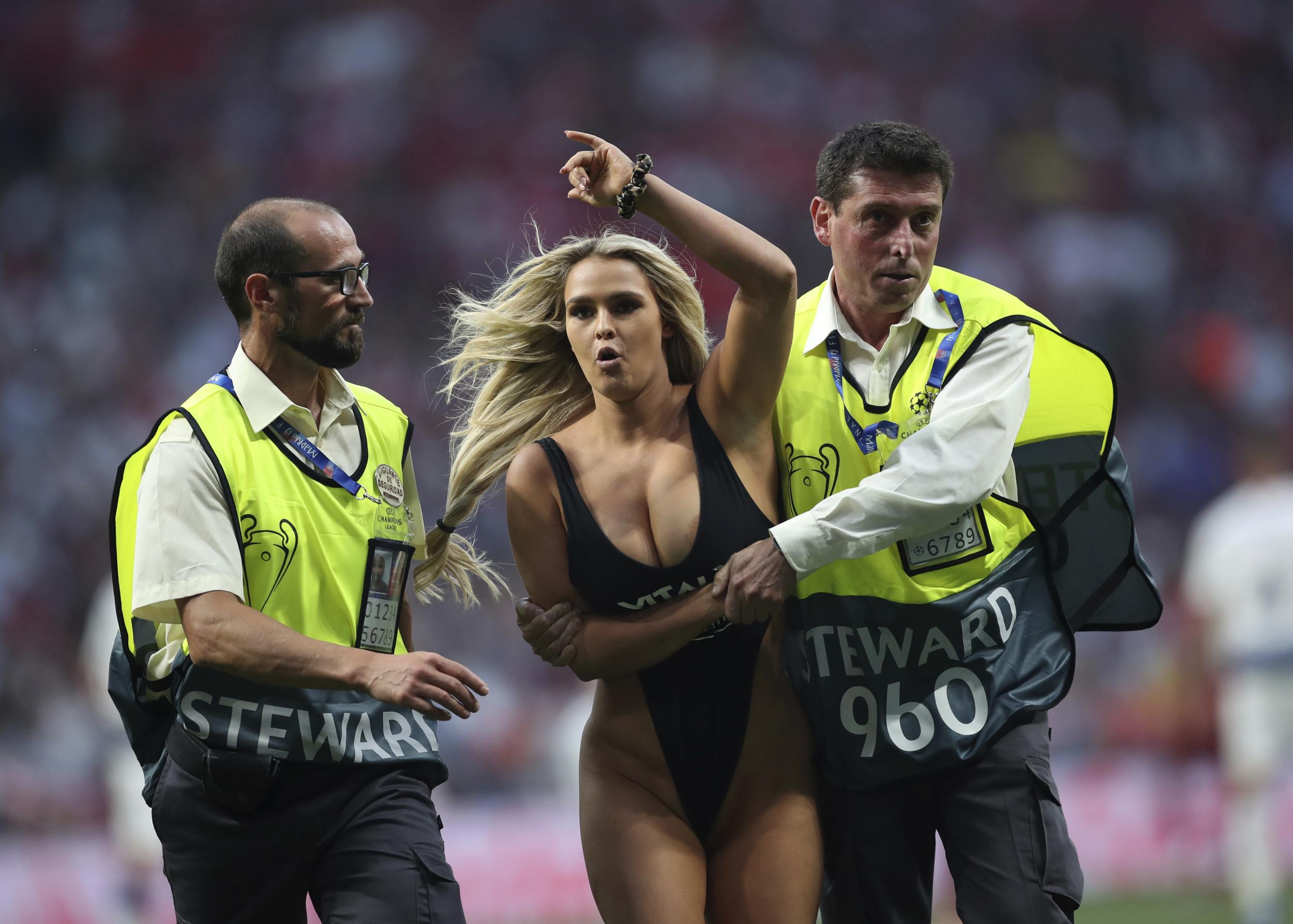 Ligue des Champions : une femme quasi nue sur le terrain pour... Promouvoir un site porno