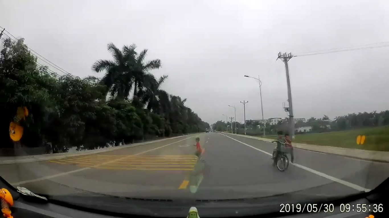 Un enfant échappe à la mort en traversant une route sans regarder