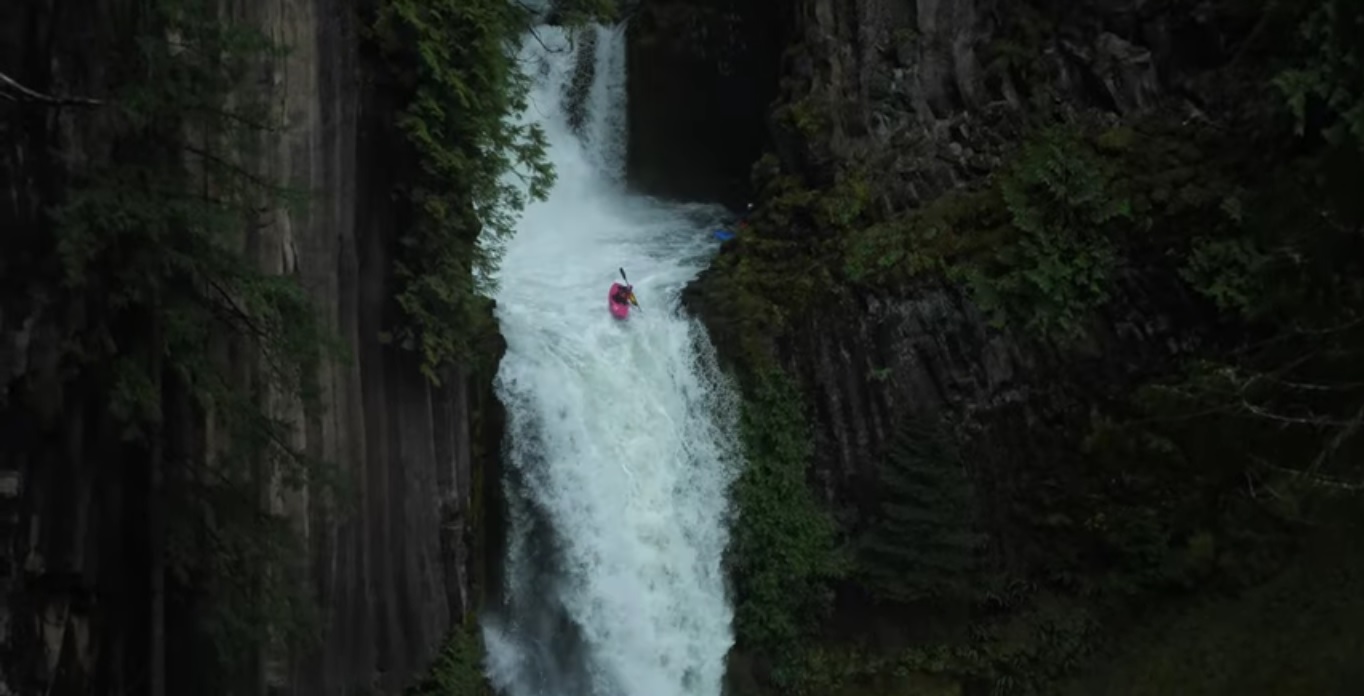 Un kayakeur fait une chute impressionnante