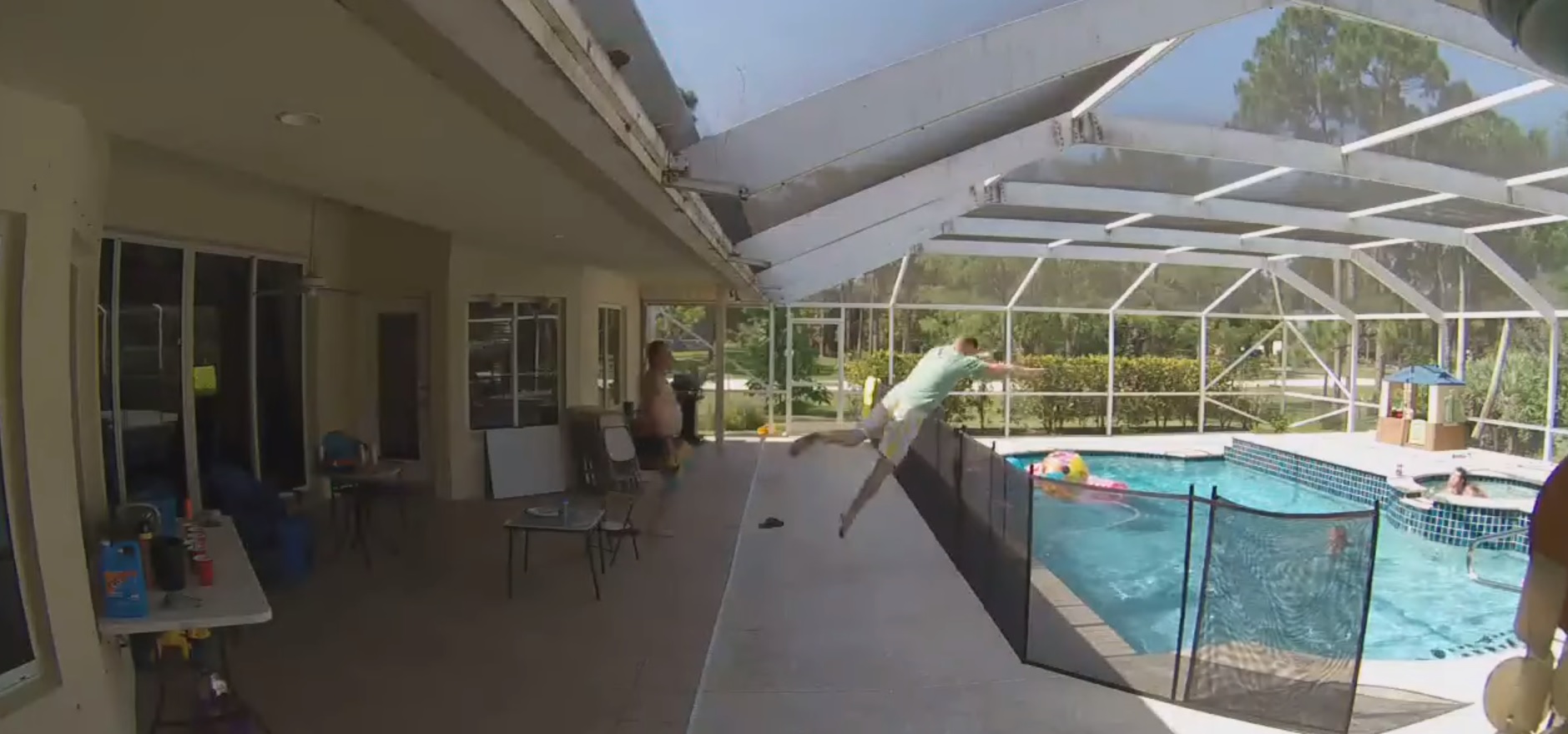 Un père fait un plongeon impressionnant pour sauver son fils tombé dans la piscine