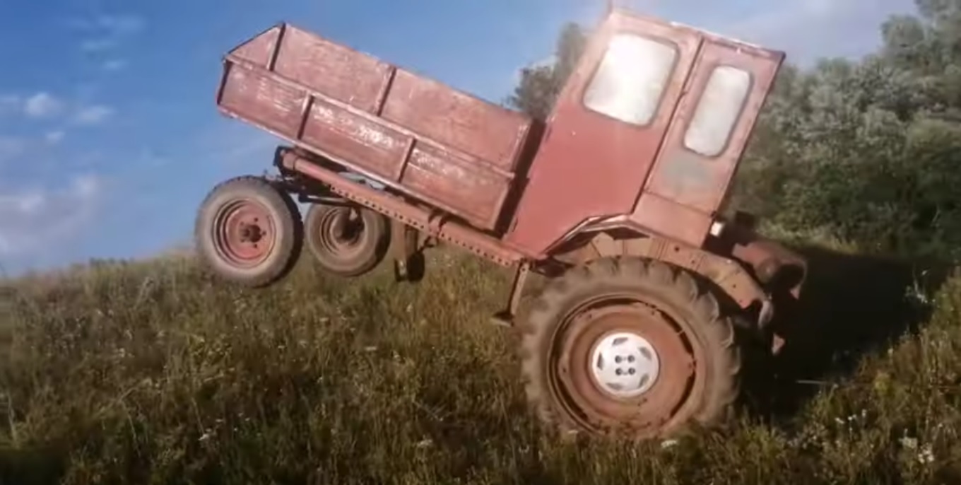 Un tracteur tente de sortir une voiture coincée et c'est le drame