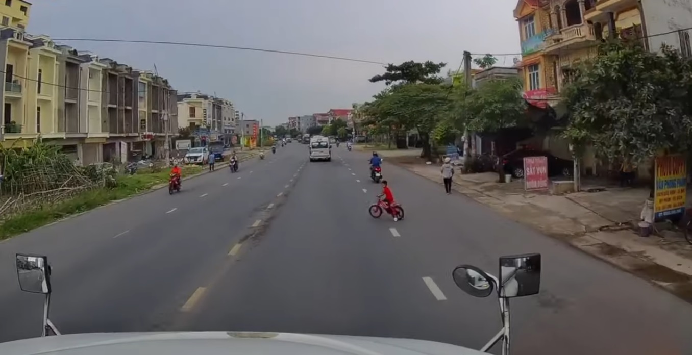 Un conducteur de camion évite de justesse un enfant imprudent