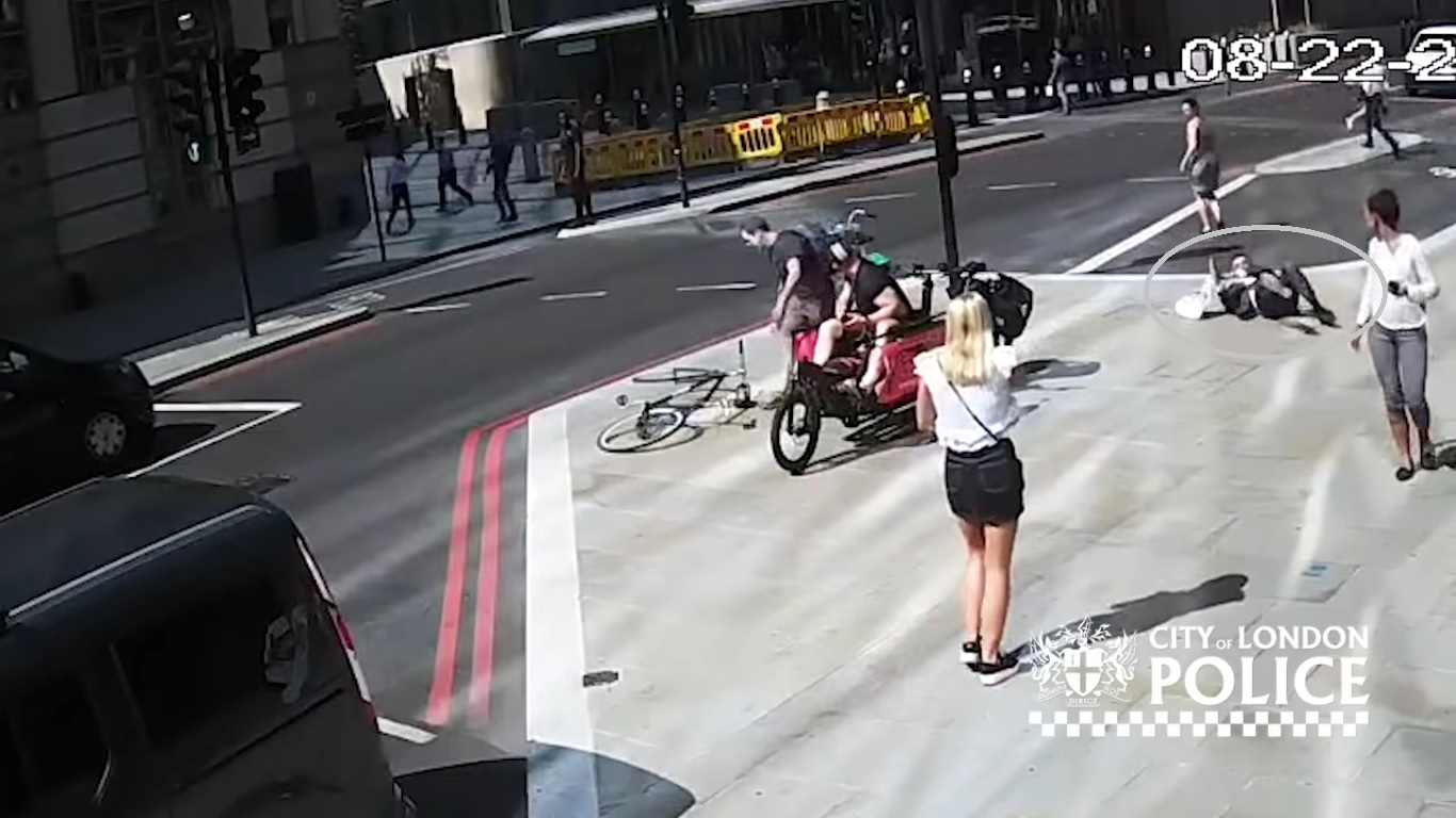 Un cycliste grille un feu rouge et met un coup de boule à un passant