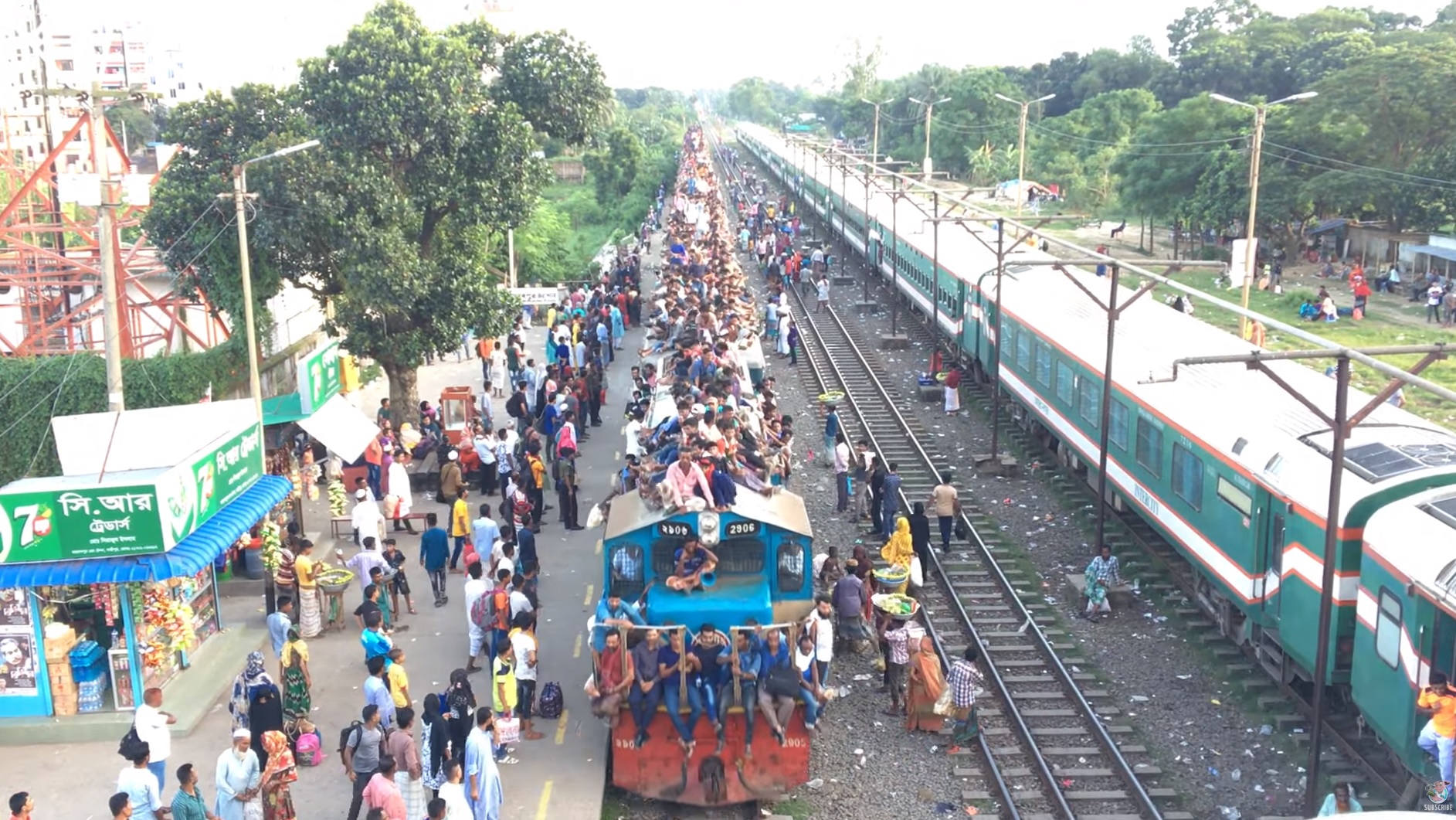 Bangladesh : Des passagers s'installent sur le toit d'un train