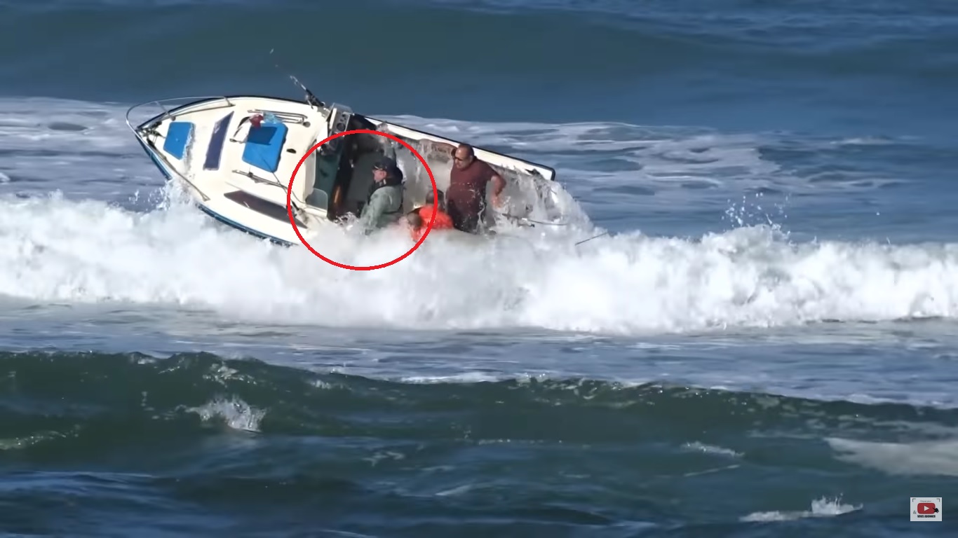 Le conducteur d'un petit bateau projeté par-dessus bord par les vagues