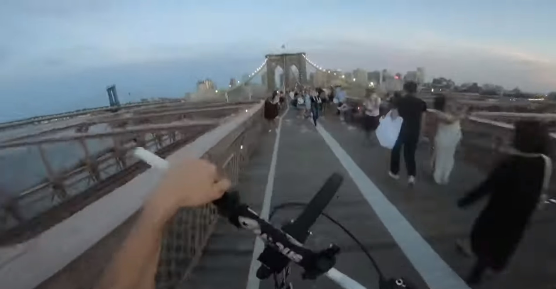 Cet homme à vélo réalise l'exploit de traverser le pont de Brooklyn sur une roue