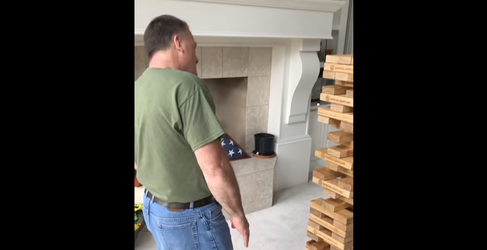 Un homme réalise un joli coup pendant une partie de Jenga géant